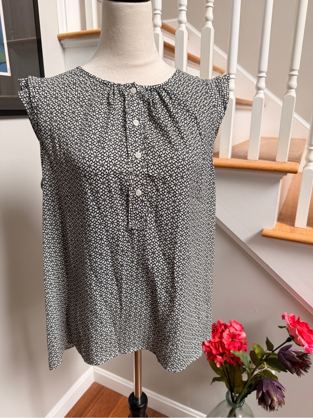 ANN TAYLOR | Black/Ivory Button-Up Sleeveless Round Neck Career Blouse | Size L
